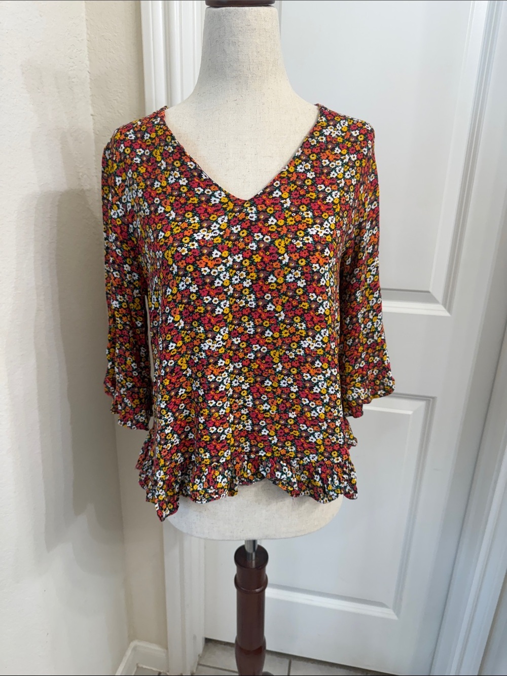 Cynthia Rowley Red Multi Floral V-Neck Ruffle Hem Blouse
